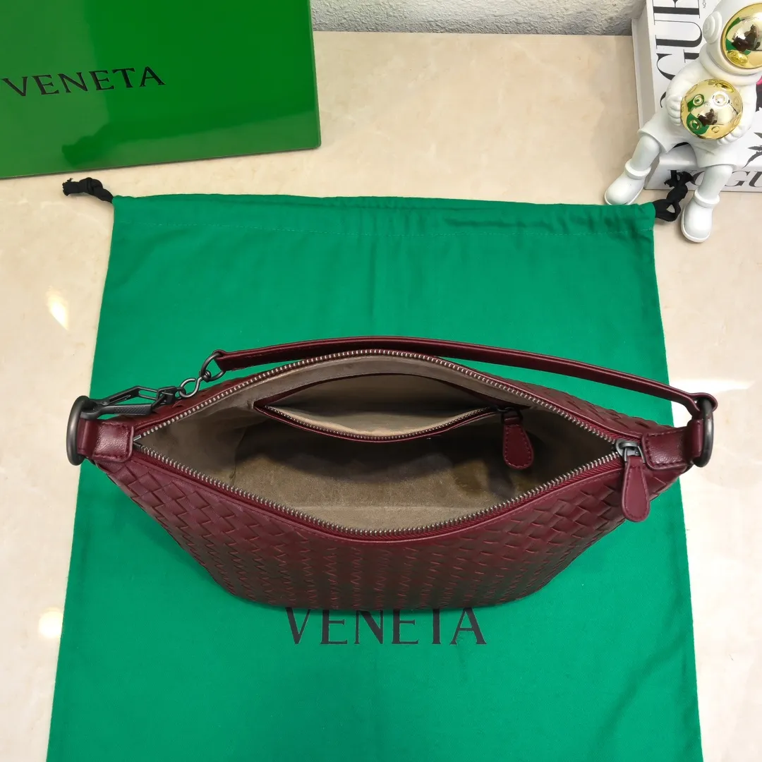 Batch 1260 BV classic women's hand-held shoulder crossbody bag, made of imported sheepskin purely hand-woven, lined with pigskin, equipped with original matte hardware, with long shoulder straps that can be adjusted in length, impeccable workmanship, top-notch craftsmanship, focusing on high-end quality, the first choice for product identification, real-life pictures 👉🏻The color is great👍 Size: 28*18*14 Model: 9843